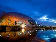 Shenzhen Poly Theater has a unique lingering charm at night. [QQ.com]