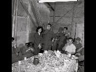 A wedding ceremony is held in a temporary shed in Shenzhen in 1981. [QQ.com]