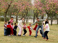 A foreign teacher plays with his students in Shenzhen's Nanshan District in 2008. [QQ.com]