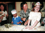 A family dinner for children from China, US and Canada in Shenzhen in 2004. [QQ.com]