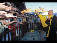 A monk sprinkles holy water at the Hongfa Temple in Shenzhen in 2002. [QQ.com]