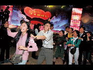 Young Shenzheners at the match-making event on the Chinese Valentine's Day in 2007. [QQ.com]