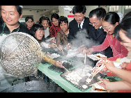 Young workers who stay in Shenzhen during the Spring Festival eat dumplings in Liantang Industrial   Park in 1999. [QQ.com]