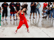 A young girl performs street dance by the sea coast in Nanaoon May 28, 2009. [QQ.com]