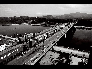 Hong Kong container vehicles cross the Shenzhen River in 1996. [QQ.com]