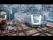 A Harmoney express train rolled into the Shenzhen railway station. [QQ.com]