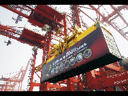The 20 millionth TEU container throughput at Shenzhen Port in 2007. [QQ.com]