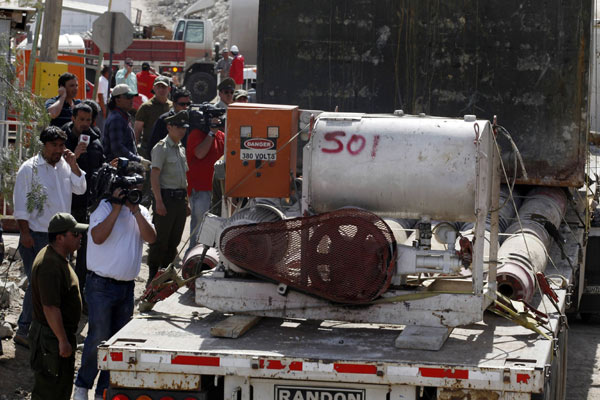 A truck loaded with a drill machinery arrives in Copiapo, 725 km north of Santiago, where miners are trapped in a deep underground copper and gold mine August 23, 2010. [Xinhua]