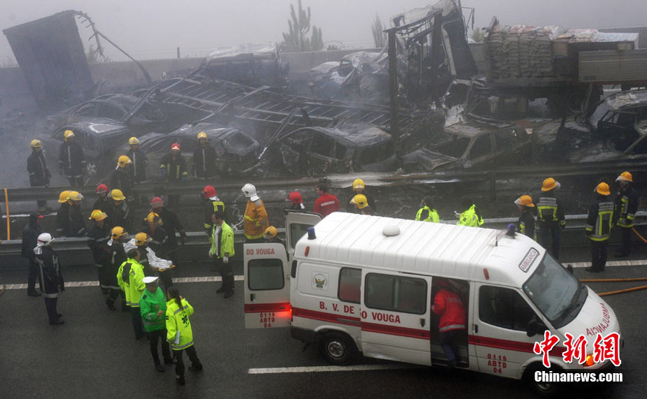 Two serious highway accidents in northern Portugal left five people dead, 72 others injured and 50 cars damaged on Monday.