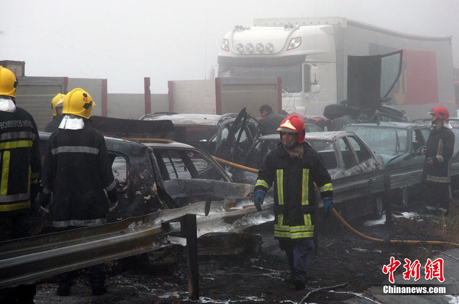 Two serious highway accidents in northern Portugal left five people dead, 72 others injured and 50 cars damaged on Monday.