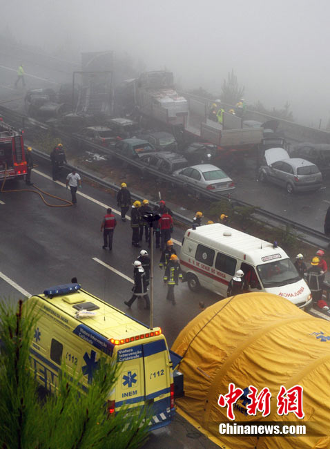 Two serious highway accidents in northern Portugal left five people dead, 72 others injured and 50 cars damaged on Monday.