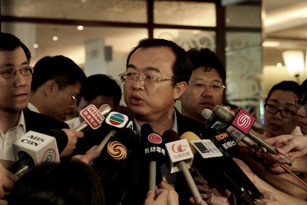 Chinese ambassador to the Philippines Liu Jianchao (C) is interviewed by the media before the start of a press conference in Manila, capital of the Philippines, Aug. 24, 2010. A 21-member Hong Kong tour group aboard a bus was hijacked by a dismissed Filipino policeman Monday morning in Manila. So far, the crisis ended with nine dead. [Jon Fabrigar/Xinhua]