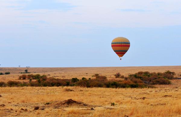 Photo taken on Aug. 12, 2010 shows a hot air balloon floating above the Masai Mara National Park in Kenya. [Xinhua/Liu Chan]