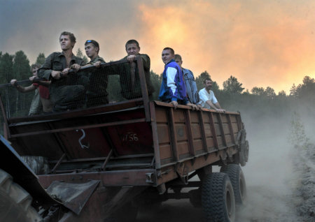 Russian volunteers ride on a trailer Thursday as they prepare to fight a fire at a forest near the village of Tokhushevo, some 50 kilometers outside Sarov. [Photo: Xinhua via Global Times/AFP] 