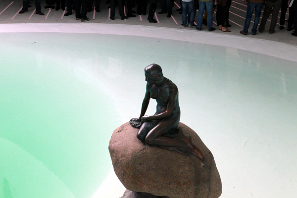 Denmark's iconic 'Little Mermaid' statue is seen in her new 'home' at the Denmark Pavilion in the World Expo Park in Shanghai, east China, on April 25, 2010.  (Xinhua/Ren Long) 