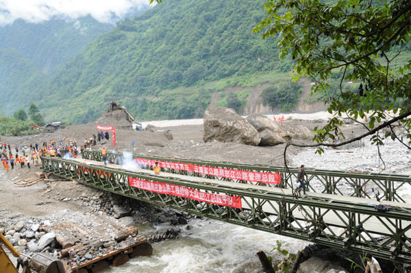 A car crosses a new bridge in Gongshan county, Southwest China&apos;s Yunnan province, Aug 24, 2010. [Xinhua]