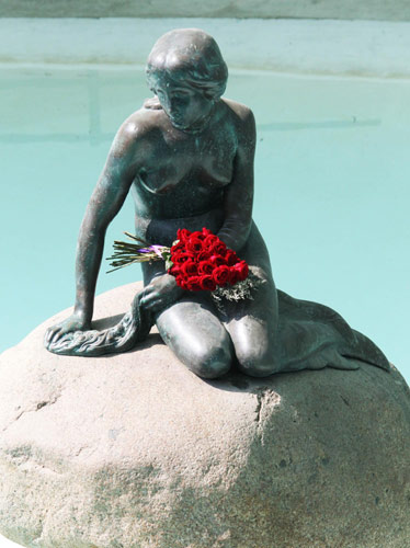 The Little Mermaid statue receives a bunch of roses in Denmark Pavilion at Expo Park in Shanghai, Aug 23, 2010. The Little Mermaid&apos;s 97th birthday, as well as the statue&apos;s first birthday abroad, was marked on Saturday with the start of a three-day celebration. [Xinhua]