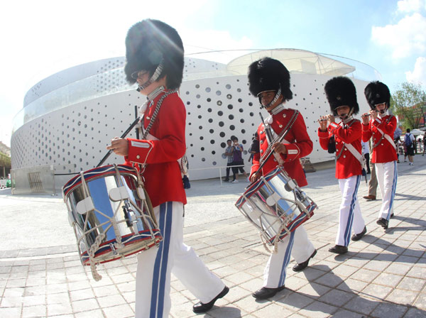 Four musicians celebrate the Little Mermaid&apos;s 97th birthday at the Denmark Pavilion inside World Expo Park in Shanghai, Aug 23, 2010. [Xinhua]