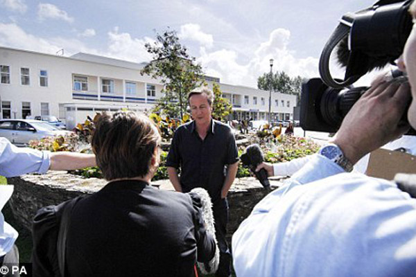 Britain&apos;s Prime Minister David Cameron speaks to media after his wife gave birth to a baby girl at the Royal Cornwall hospital in Truro, southwestern England August 24, 2010. Samantha Cameron gave birth on Tuesday to the couple&apos;s fourth child, a baby girl, while on a family holiday in the southwest of England, making David Cameron only the second British premier to have a child while in office in more than 160 years.[huanqiu.com]