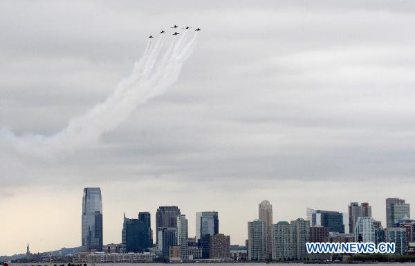 U.S. air force Thunderbirds demonstration team performs over the Hundson River in New York, the United States, Aug. 24, 2010, to celebrate the start of the Air Force Week NYC. [Xinhua] 