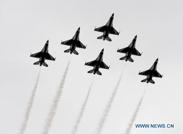 U.S. air force thunderbirds demonstration team performs stunts in New York, the United States, Aug. 24, 2010, to celebrate the start of the Air Force Week NYC. [Xinhua]