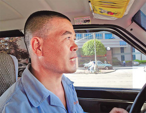 Zhang Jianping, a taxi driver from Hunan, has witnessed many changes in the city of Shantou during the past two decades.[China Daily]