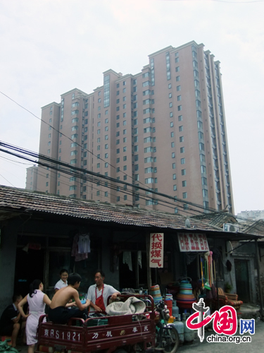Zhongtan Village is adjacent to the Tiantongyuan high-rise development.