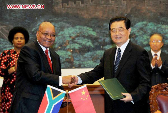 Chinese President Hu Jintao (R, front) shakes hands with South African President Jacob Zuma after signing the Beijing Declaration on establishing a 'comprehensive strategic partnership' between the two countries in Beijing, capital of China, Aug. 24, 2010. [Xinhua photo] 