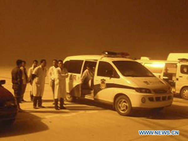 Rescuers and ambulances prepare for medical treatment of the injured near the site of the plane accident in Yichun, northeast China&apos;s Heilongjiang Province, Aug. 24, 2010. A passenger plane with more than 90 people on board overshot the runway at the airport of Yichun City, late Tuesday night, sources said. More than 20 injured have been hospitalized. (Xinhua/Li Guangfu) 