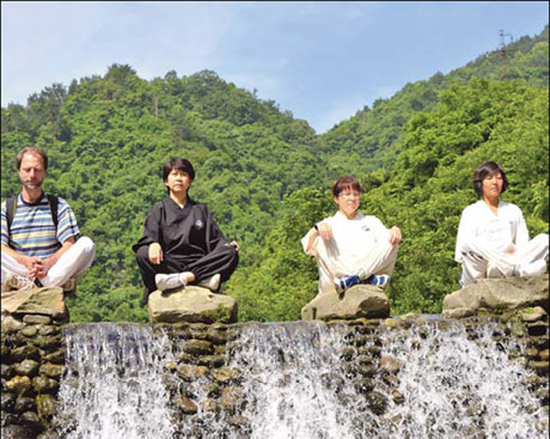 Four foreign Taoists sit for meditation in Xiaoyao Valley on Mount Wudang.(Source: China Daily)