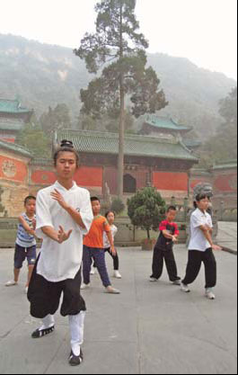 Taoist kungfu teacher Ming Zhengwang guides a special class for kids. (Source: China Daily)