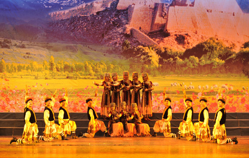The Xinjiang Song and Dance Troupe about to leave for Turkey to participate in the 'Experience China in Turkey' program. [Photo from People's Daily] 