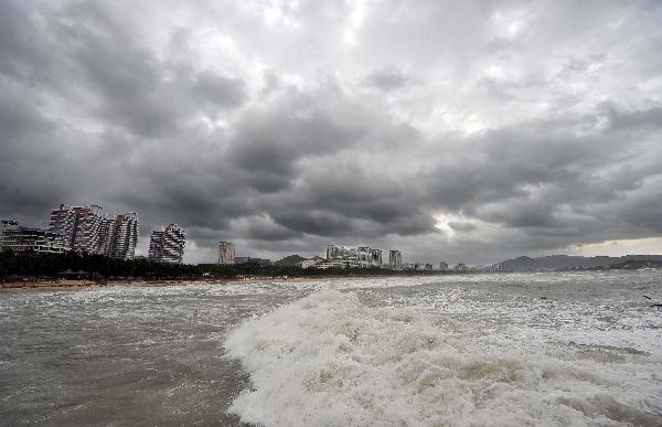 Photo taken on Aug, 24, 2010 shows the waves on the beach in Sanya, south China's Hainan Province. High tides and big waves were seen on the sea water near Sanya due to a strong tropical storm named 'Mindulle' Tuesday.