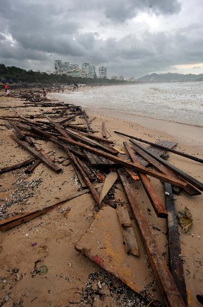 Photo taken on the Aug. 24, 2010 shows the beach in Sanya, south China's Hainan Province. High tides and big waves were seen on the sea water near Sanya due to a strong tropical storm named 'Mindulle' Tuesday.