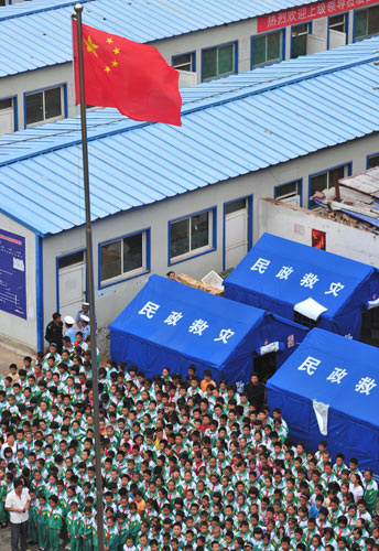 A flag-raising ceremony is held at the No 1 Primary School in Zhouqu county, Northwest China&apos;s Gansu province, Aug 25, 2010. [Xinhua]