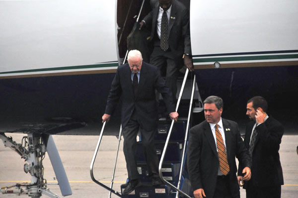 Former US President Jimmy Carter steps down the plane after arriving in Pyongyang, Aug 25, 2010. A Xinhua reporter who reported from Pyongyang international airport said that Carter was greeted by Kim Kye Gwan, vice foreign minister of the Democratic People&apos;s Republic of Korea (DPRK), and declined to speak to the press at the airport. [Xinhua]