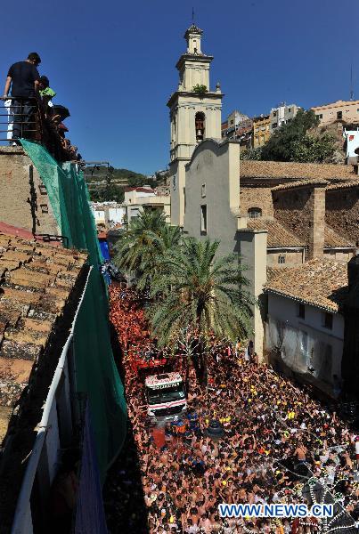 Revellers throw tomatoes to each other during the annual &apos;Tomatina&apos; (tomato fight) in the Mediterranean village of Bunol, near Valencia, Spain, on Aug. 25, 2010. [Xinhua]