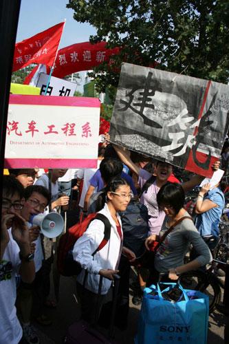 Freshmen try to find their colleges on Aug 25. [Xinhua]