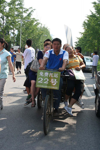 Seniors help new students find their dormitories on Aug 25. [Xinhua]