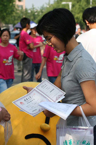 A girl registers with her letter of acceptance on Aug 25. [Xinhua]