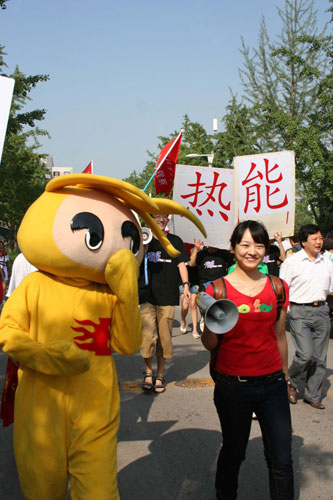 A senior with the mascot of her college welcomes freshmen on Aug 25. [Xinhua] 