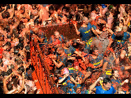 Revellers throw tomatoes to each other during the annual 'Tomatina' (tomato fight) in the Mediterranean village of Bunol, near Valencia, Spain, on Aug. 25, 2010. [Xinhua]