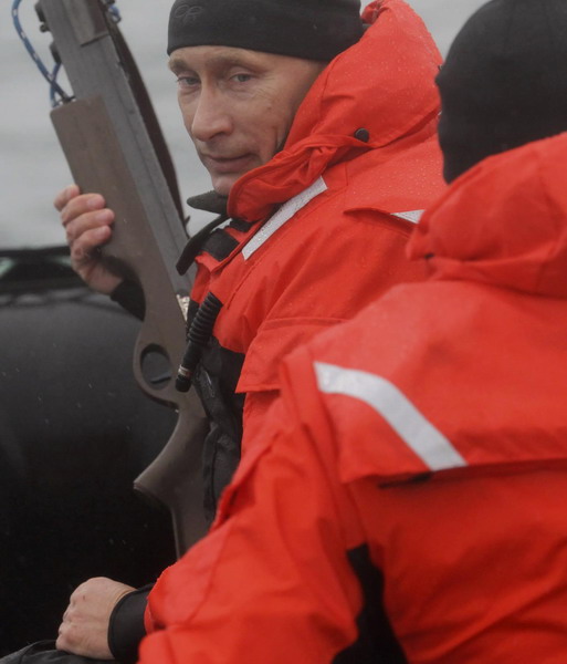 Russia&apos;s Prime Minister Vladimir Putin holds a crossbow as he hunts for whales from a motorboat in Olga Bay in the Sea of Japan, August 25, 2010. [China Daily/Agencies]