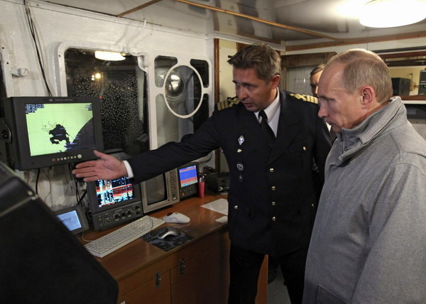 Russia&apos;s Prime Minister Vladimir Putin (R) visits the &apos;Mikhail Stanitsyn&apos; autonomous refrigerator trawler in the Far East city Petropavlovsk-Kamchatsky August 24, 2010. [China Daily/Agencies]