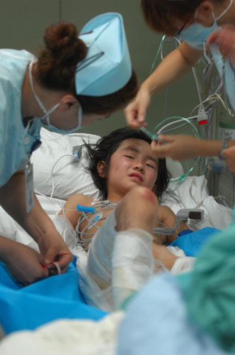 An injured girl undergoes medical treatment in a hospital in Harbin, capital of Northeast China&apos;s Heilongjiang province, Aug 25, 2010. A passenger jet carrying 96 people crashed at the airport in Yichun City in Northeast China&apos;s Heilongjiang province late Tuesday night. Forty-two people were killed, and the remaining 54 were injured. [Xinhua]