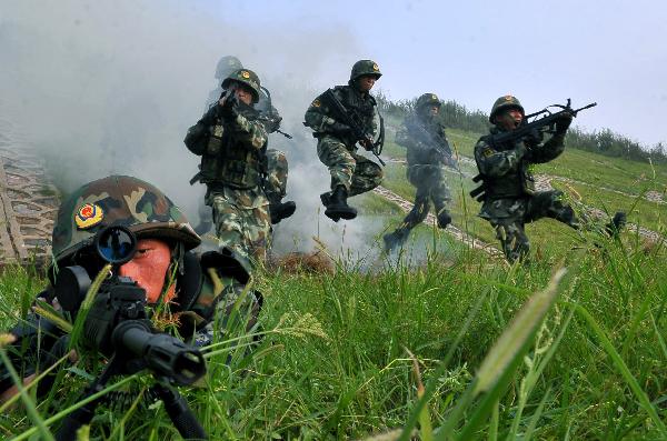 Armed police attend an anti-terrorism drill in Chuzhou, east China&apos;s Anhui Province, Aug. 23, 2010. The anti-terrorism maneuver involved some 50 task force members. [Xinhua] 