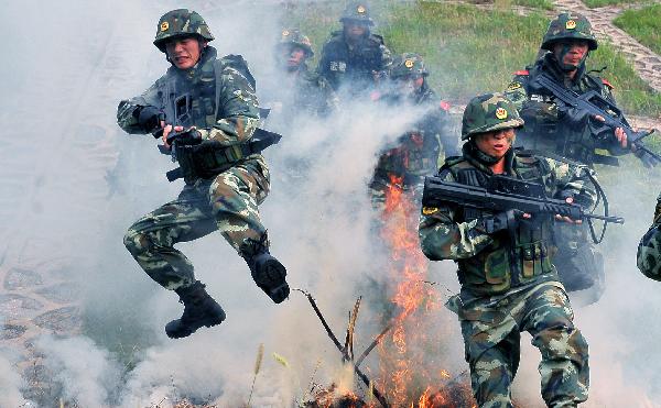 Armed police take part in an anti-terrorism drill in Chuzhou, east China&apos;s Anhui Province, Aug. 23, 2010. The anti-terrorism maneuver involved some 50 task force members. [Xinhua]