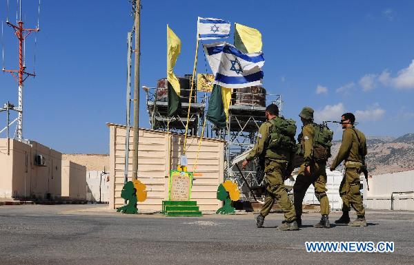 Israeli soldiers walk into an Israeli military base near the Israel-Lebanon border, on Aug 25, 2010.[Yin Dongxu/Xinhua]