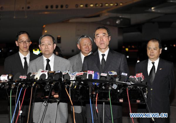 Henry Tang Ying-yen (2nd R), the Chief Secretary for Administration of China's Hong Kong Special Administrative Region, speaks to the media at the airport in Hong Kong, south China, Aug. 25, 2010. The charter plane carrying tourist group members, victims' relatives and the bodies of the eight victims killed in Monday's hostage crisis in the Philippines arrived at Hong Kong Wednesday. 