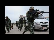 Armed policmen of Chuzhou PAP Corps have a anti-terrorism drill at a bus station on Ausust 24, 2010 in Chuzhou of Anhui Provice. [China.org.cn / CFP]